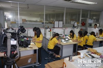 【今日新聞】新時代 &ldquo;星&rdquo;發展 --深圳衛視采訪星光達,聚焦傳統文化產業發展_國際珠寶網-全球最大的珠寶門戶網站。提供及時的行業動態、黃金價格和珠寶加盟等資訊。